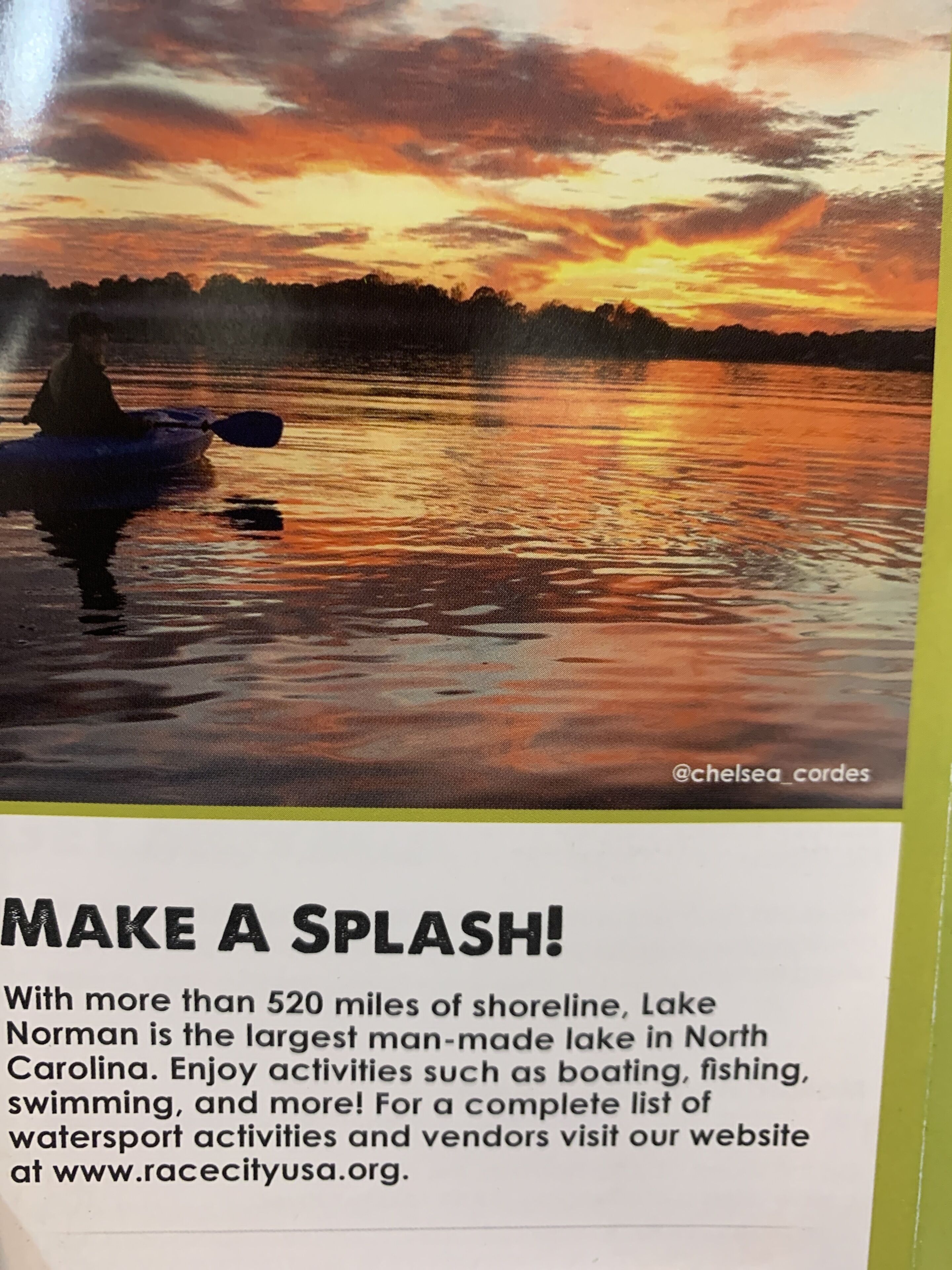 Une affiche représentant un paysage lacustre et un texte faisant la promotion des activités proposées sur les rives du lac Norman.