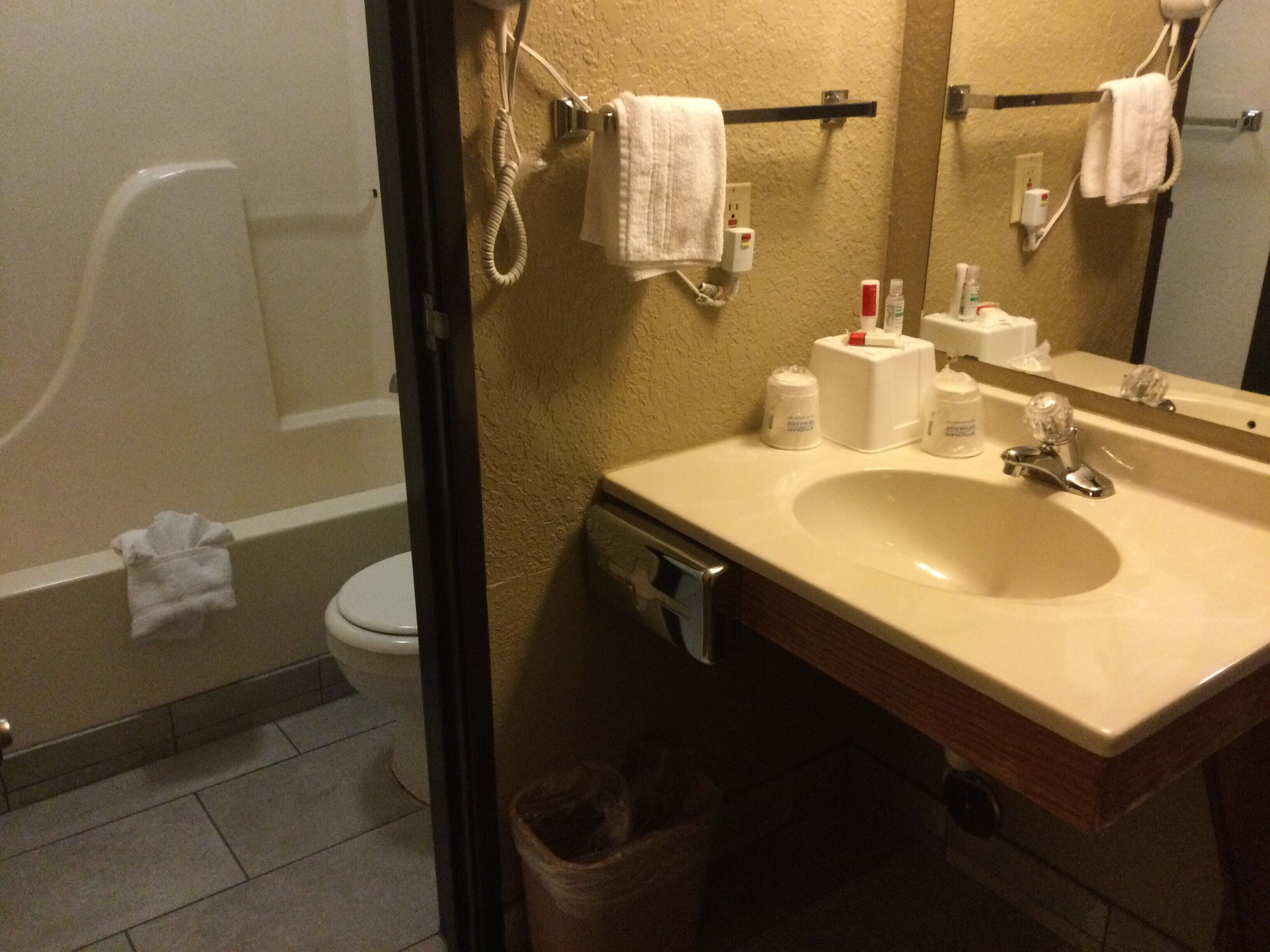 combined shower/bathtub, hair dryer, towels