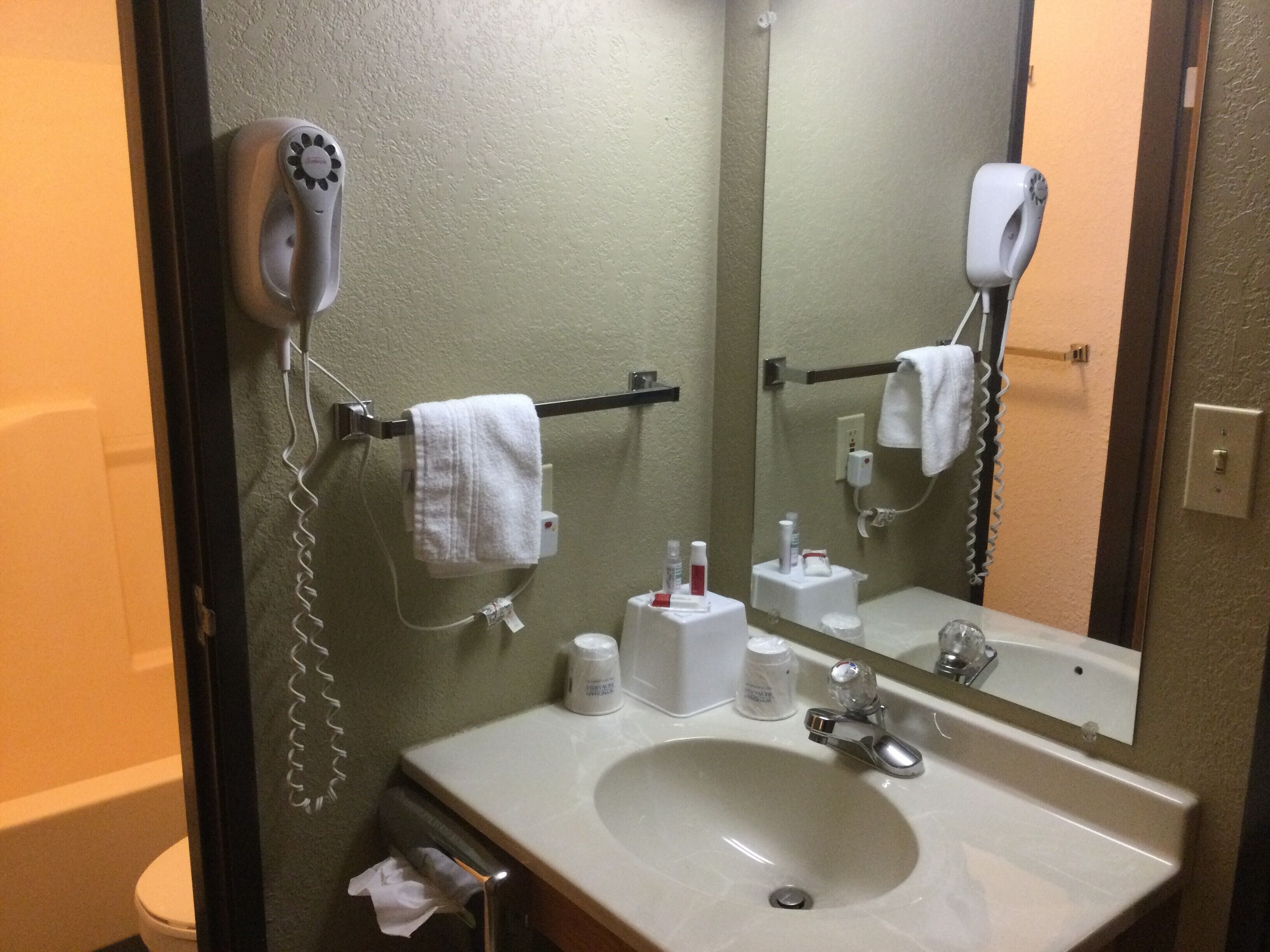 combined shower/bathtub, hair dryer, towels