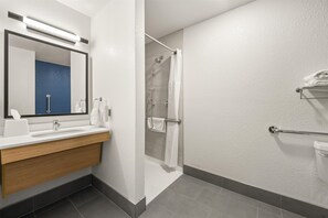 Værelse - 1 queensize-seng - handicapvenligt (Mobility & Roll-In Shower) | Badeværelse | Kombination af bruser/badekar, gratis toiletartikler, hårtørrer