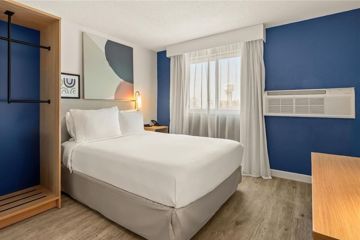 Chambre, 1 grand lit | Espace de travail pour ordinateurs portables, rideaux dâobscurcissement