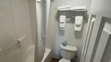 Combined shower/bathtub, free toiletries, hair dryer, towels