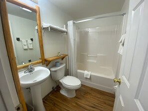 淋浴/盆浴组合、免费洗浴用品、吹风机、毛巾