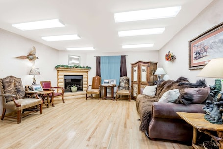 Lobby. Super 8 by Wyndham Powell