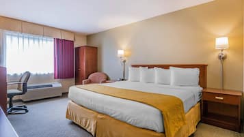 Bureau, fer et planche à repasser, lits bébé (en supplément)