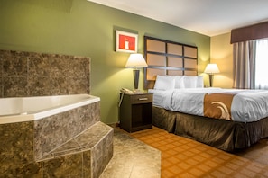 Sviitti, 1 suuri parisänky ja vuodesohva, tupakointi kielletty, poreamme | Pillowtop-patjalliset sängyt, työpöytä