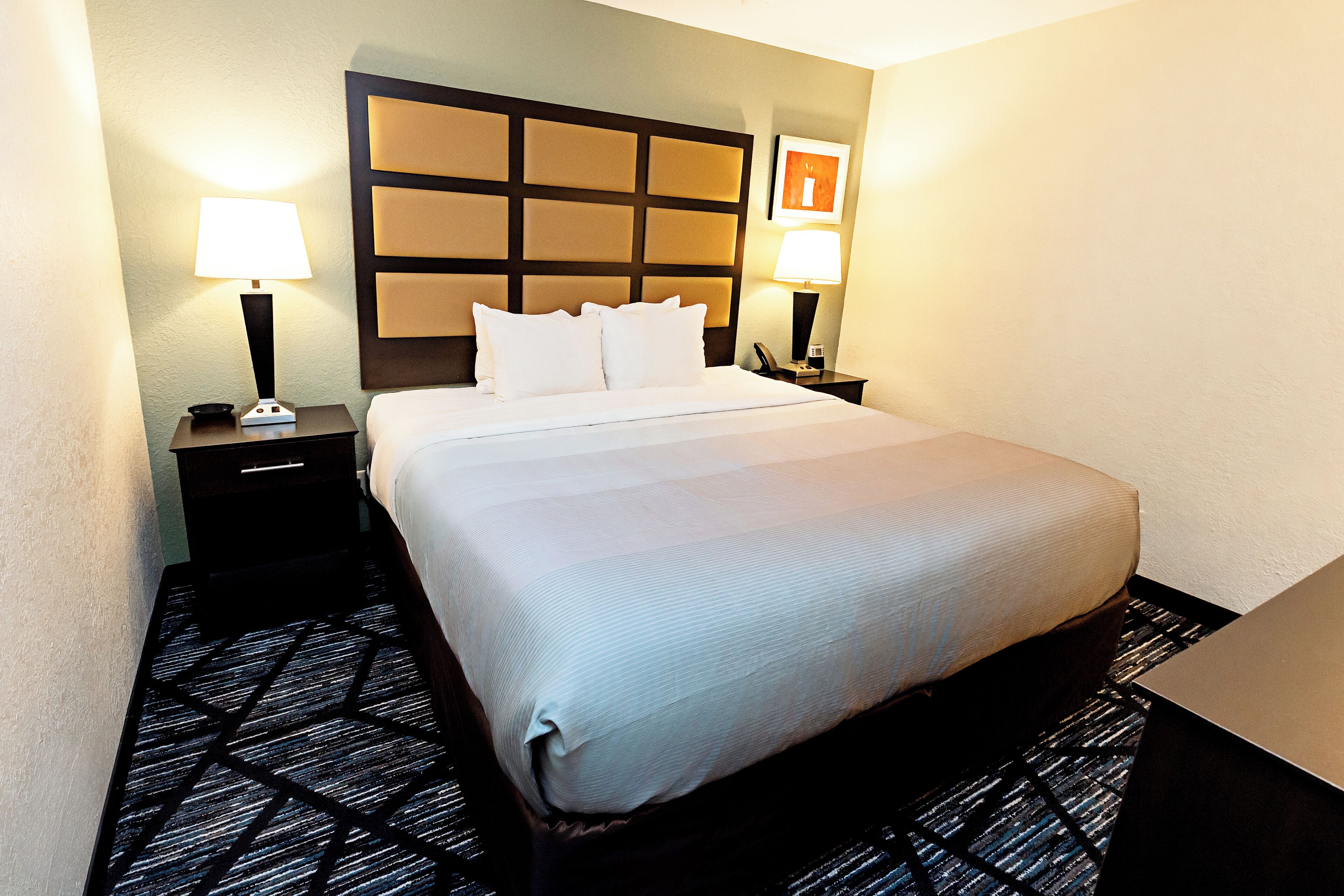 Suite, 1 très grand lit et 1 canapé-lit, non-fumeurs, bain à remous | Surmatelas, bureau, espace de travail pour ordinateur portable