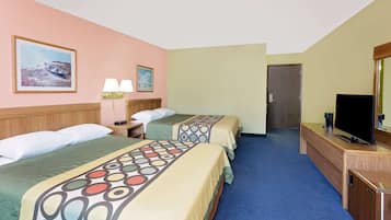 Habitación de hotel con dos camas, televisión, escritorio y un cuadro en la pared.