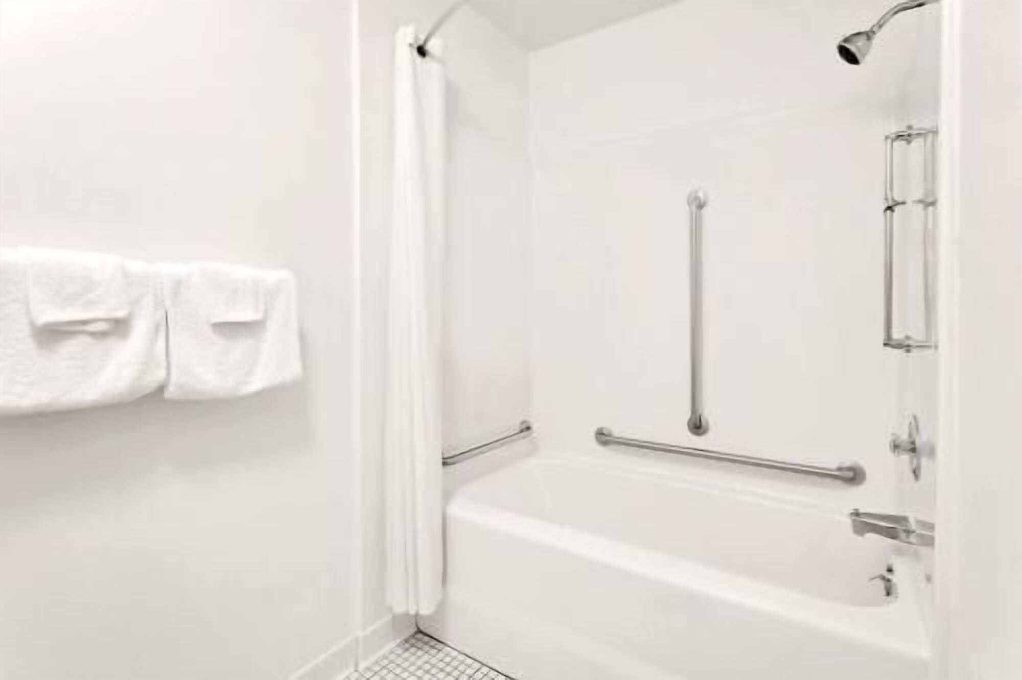 Bathroom | Combined shower/tub, hair dryer, towels