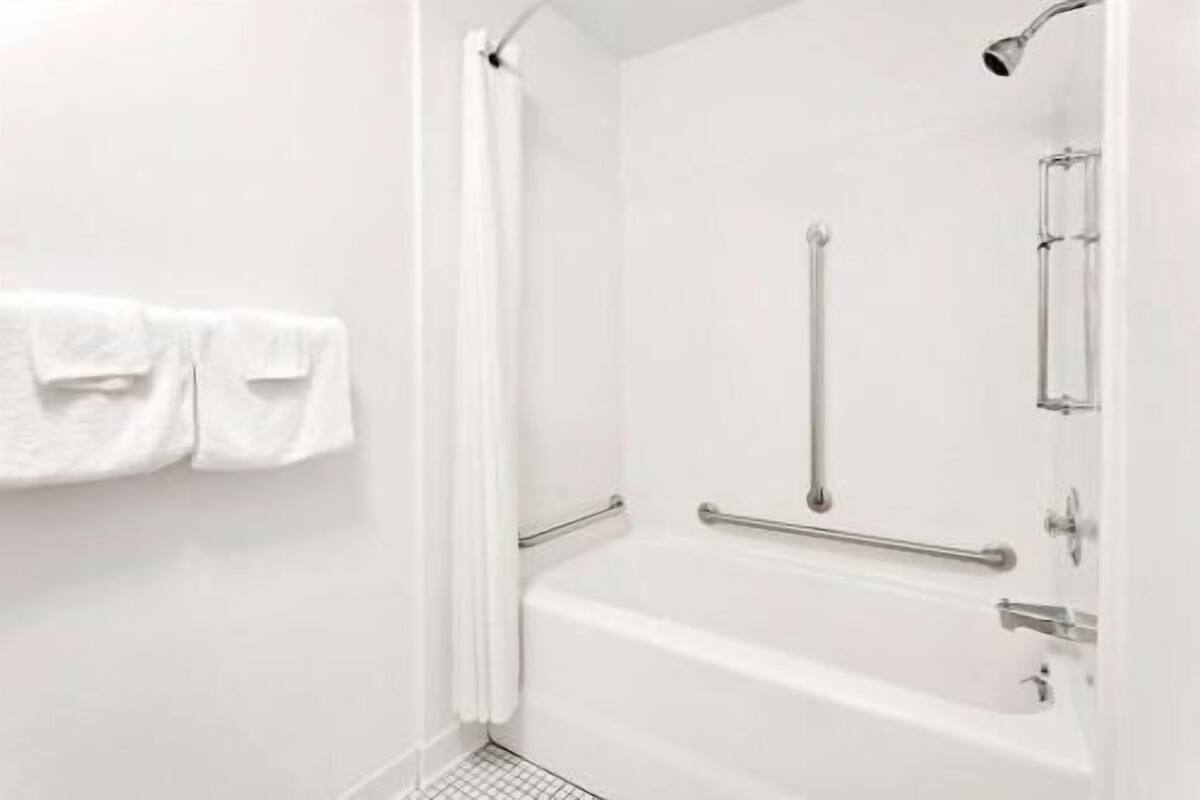 Bathroom | Combined shower/tub, hair dryer, towels