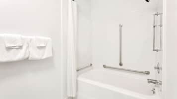 Combined shower/bathtub, hair dryer, towels