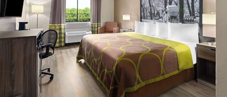 Habitación de hotel con cama, escritorio, silla, televisor y ventanas con cortinas.