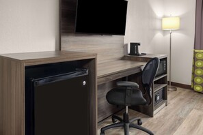 Escritorio, espacio para trabajar con laptop y cortinas blackout 
