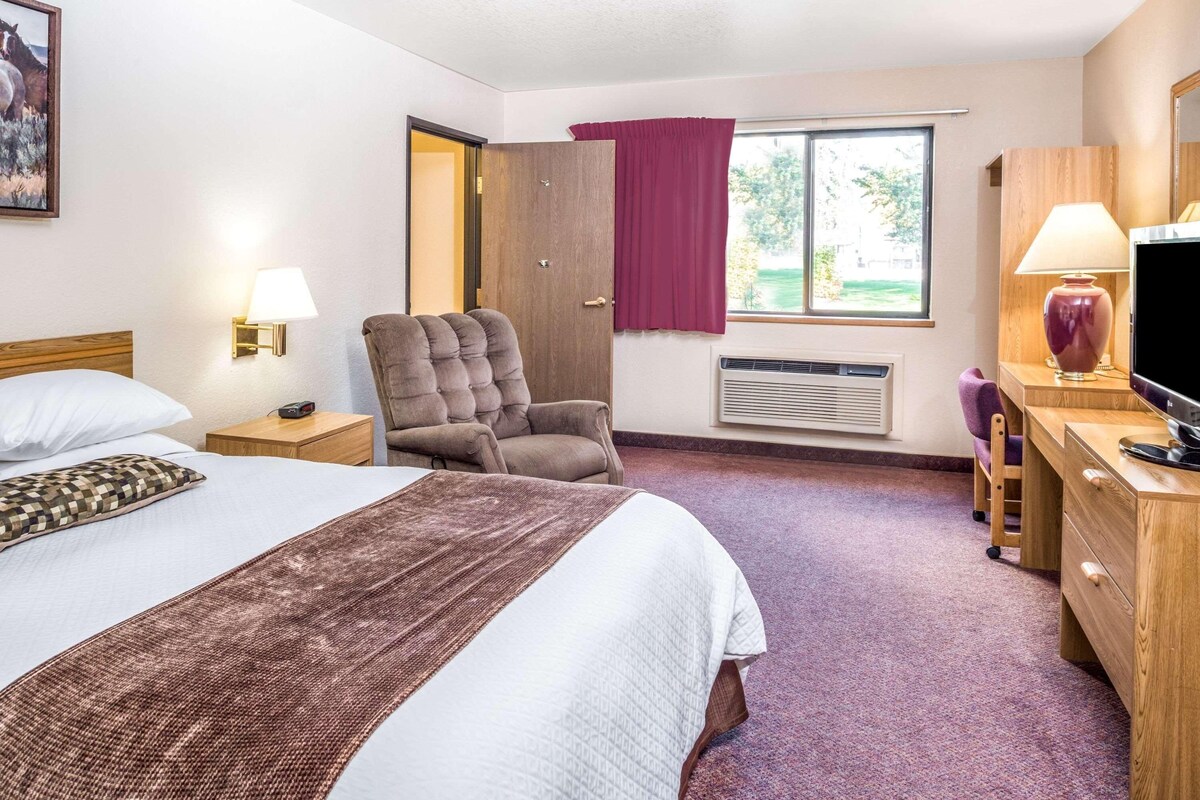 Cribs (free), rollaway beds (surcharge)