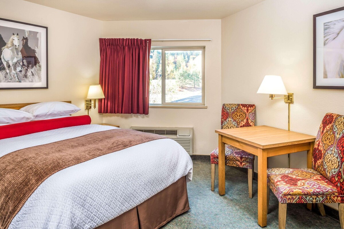 Cribs (free), rollaway beds (surcharge)