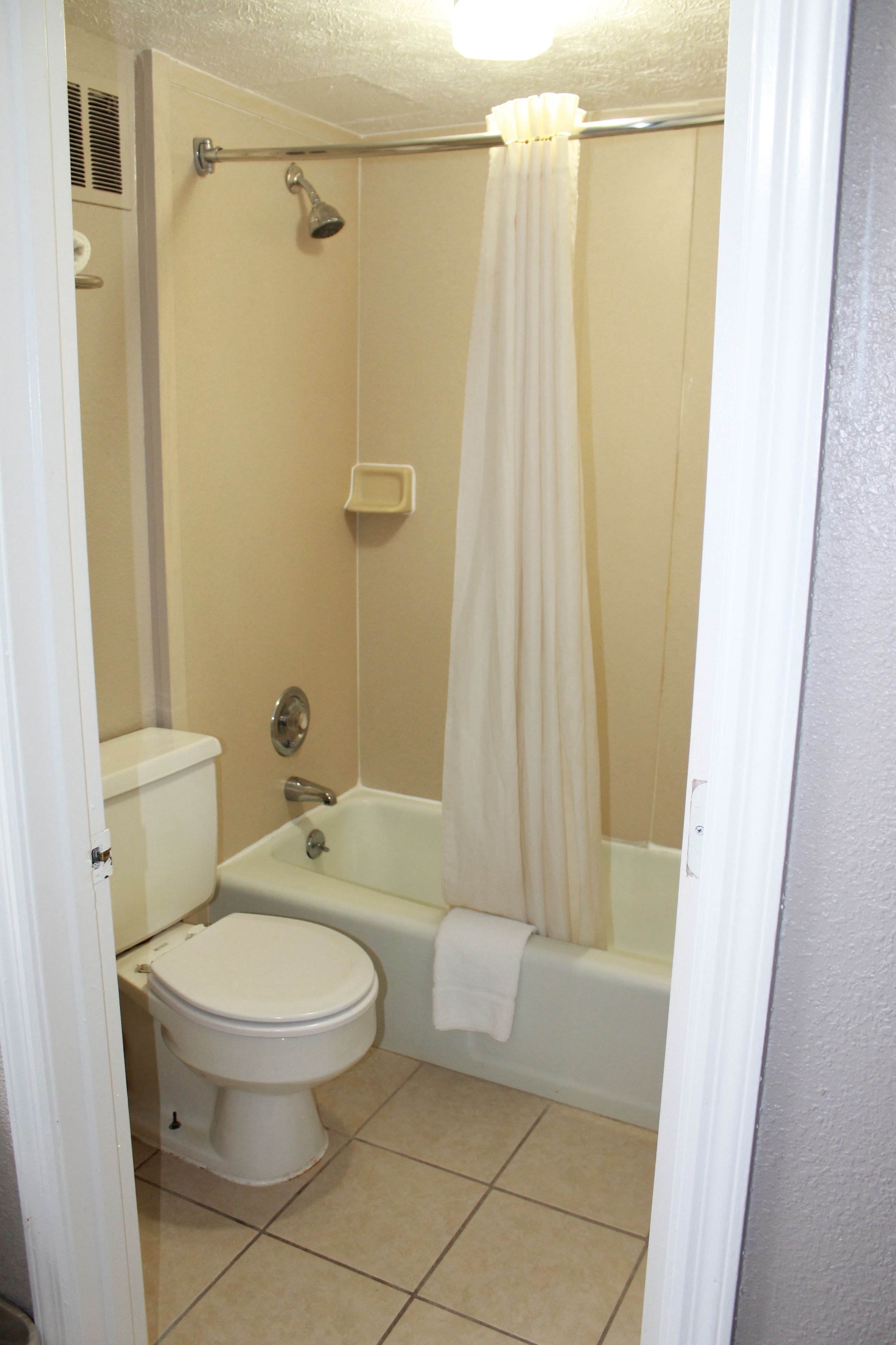Combined shower/bathtub, hydromassage showerhead, hair dryer, towels