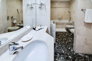 Duschwanne, kostenlose Toilettenartikel, Haartrockner, Bidet