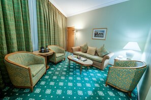 Suite – executive, 1 kingsize-seng | Oppholdsområde | En 33-tommers LCD-TV med Parabol-TV samt TV