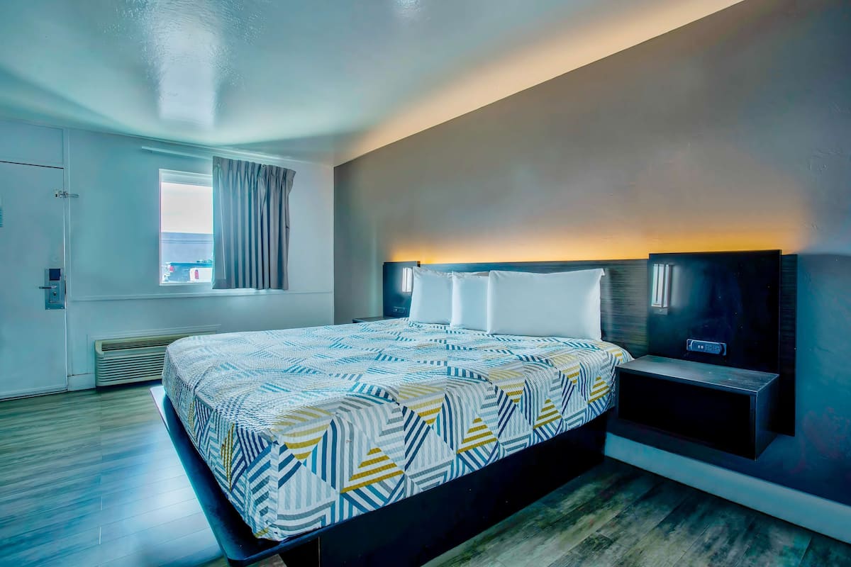 Laptop workspace, iron/ironing board, free WiFi, bed sheets