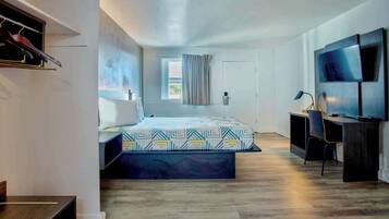 Ruang kerja ramah laptop, setrika/meja setrika, dan Wi-Fi gratis