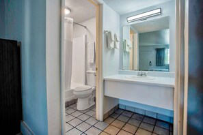 Combined shower/tub, hair dryer, towels