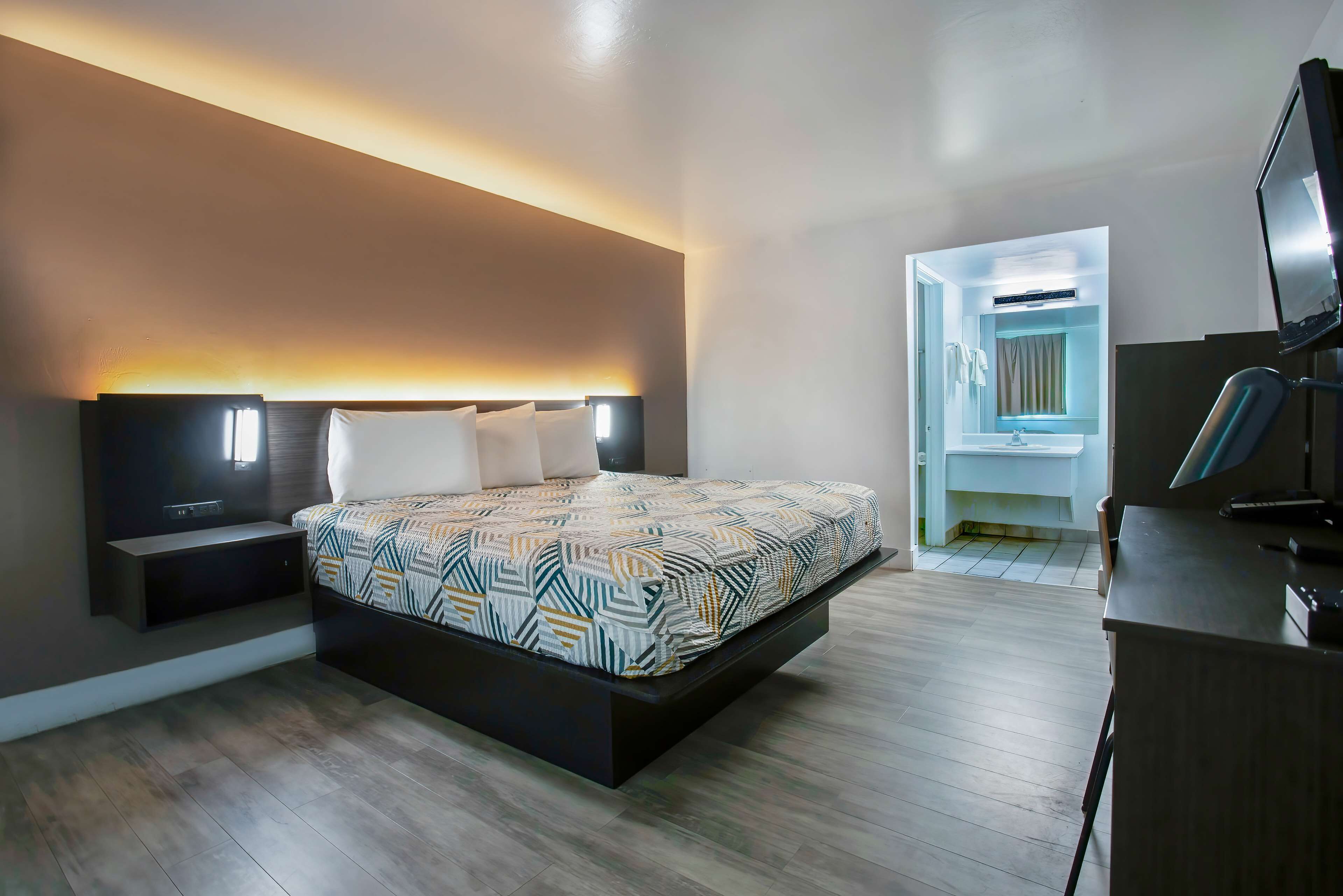 Khu vực làm việc phù hợp cho laptop, bàn ủi/dụng cụ ủi quần áo 