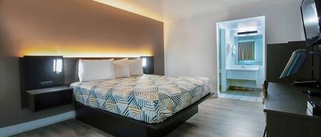 Espacio para trabajar con laptop y tabla de planchar con plancha