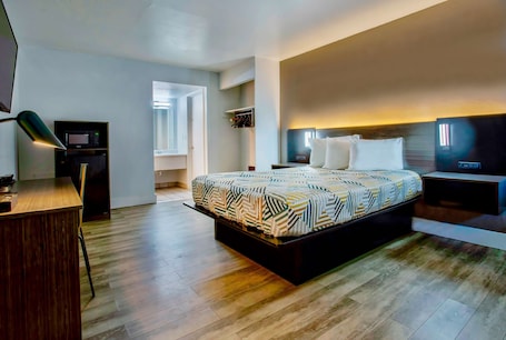 Espacio para trabajar con laptop y tabla de planchar con plancha