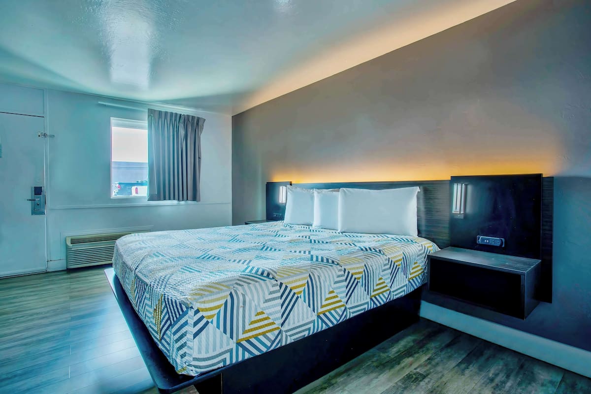 Laptop workspace, iron/ironing board, free WiFi, bed sheets