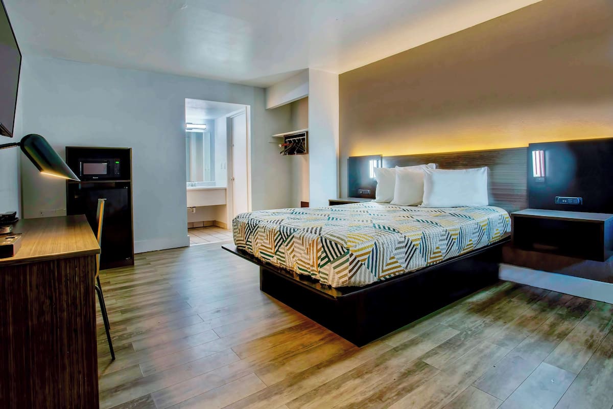 Laptop workspace, iron/ironing board, free WiFi, bed sheets