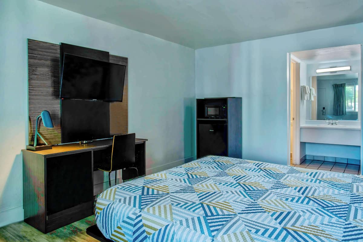 Laptop workspace, iron/ironing board, free WiFi, bed sheets