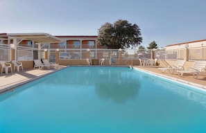 Piscine extérieure en saison