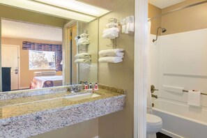 Bañera con ducha, secador de pelo, toallas