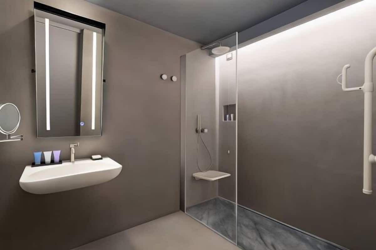 Baño | Artículos de higiene personal gratuitos, secador de pelo y albornoces