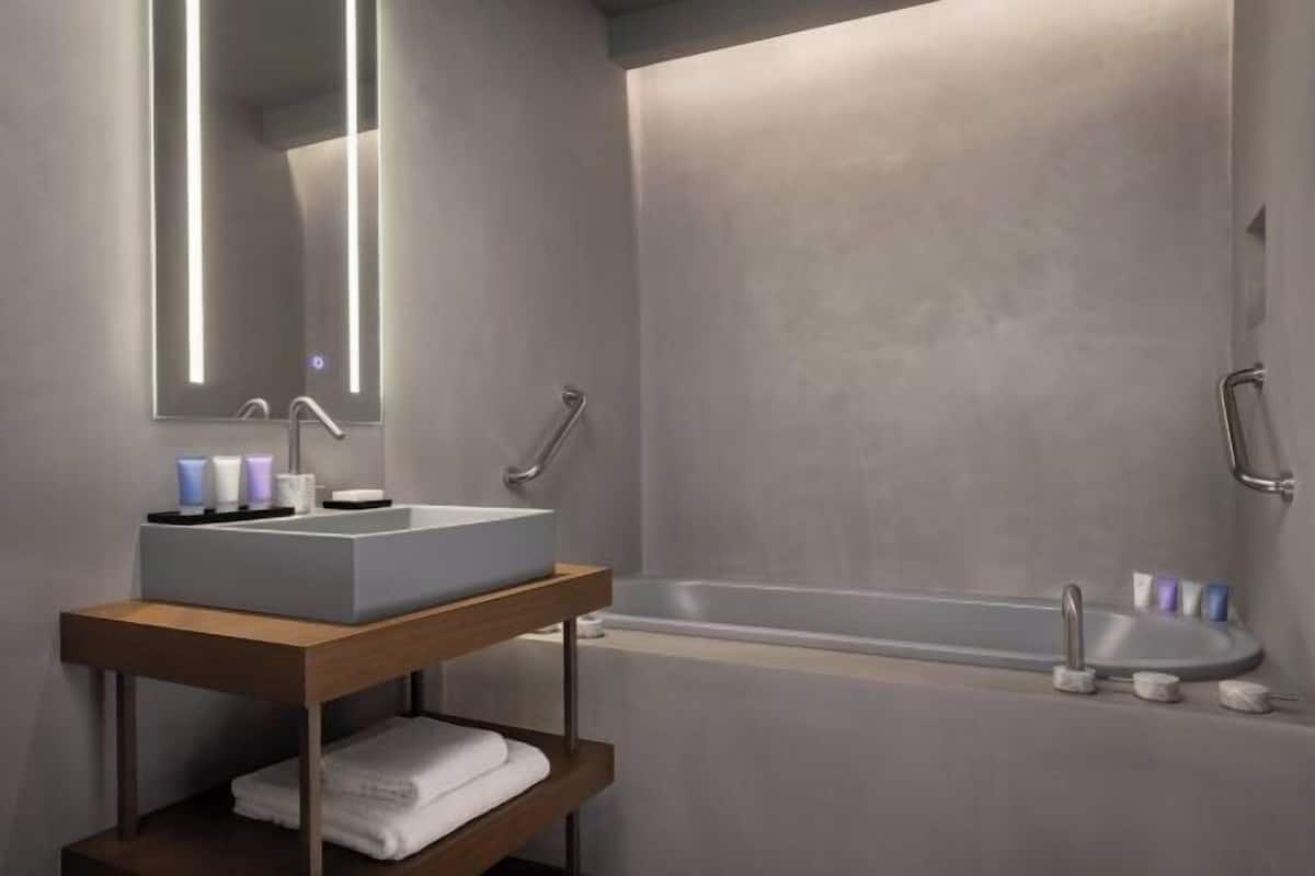 Baño | Artículos de higiene personal gratuitos, secador de pelo y albornoces