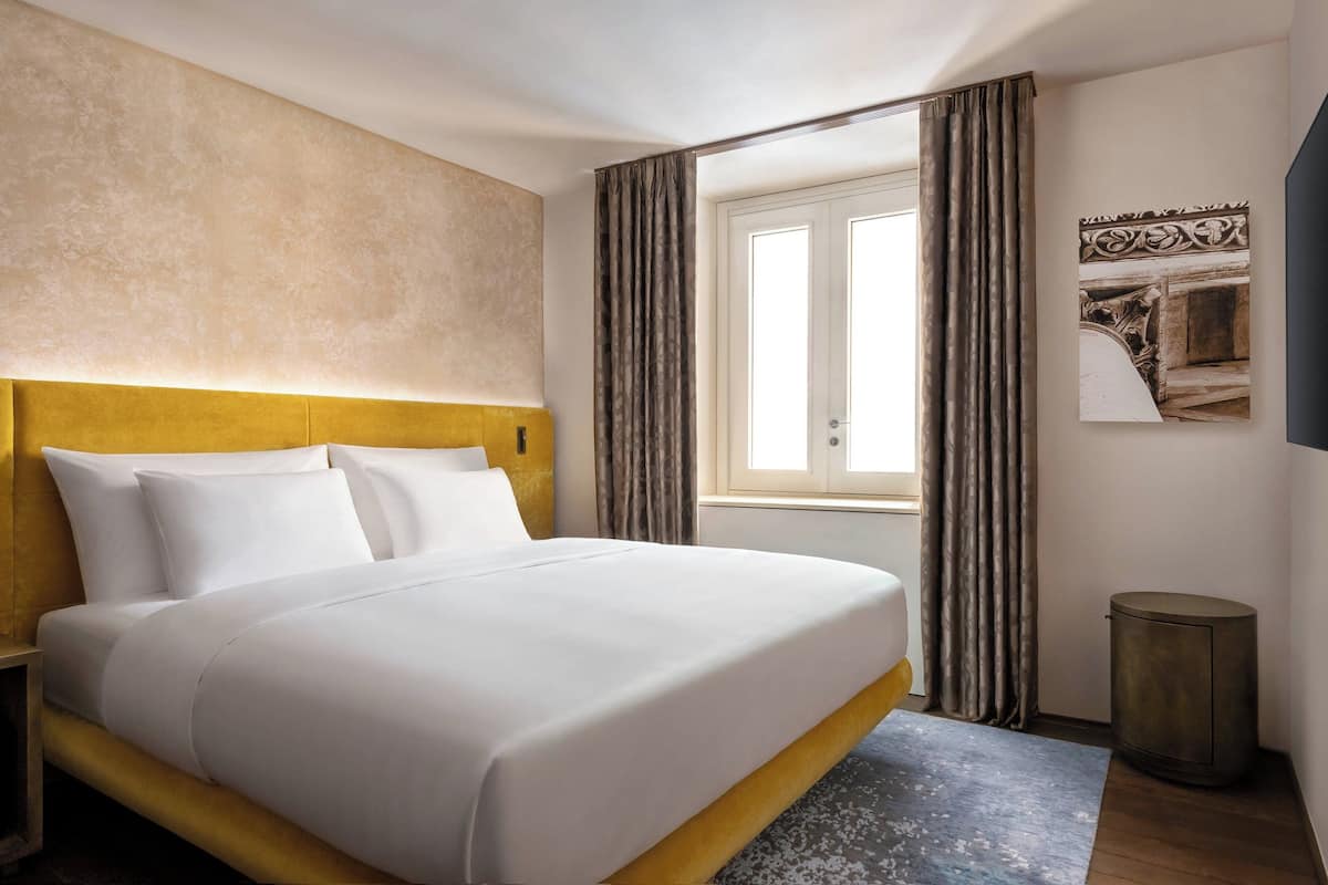 Room, 1 King Bed, Non Smoking | Premium bedding, minibar, in-room safe, free WiFi