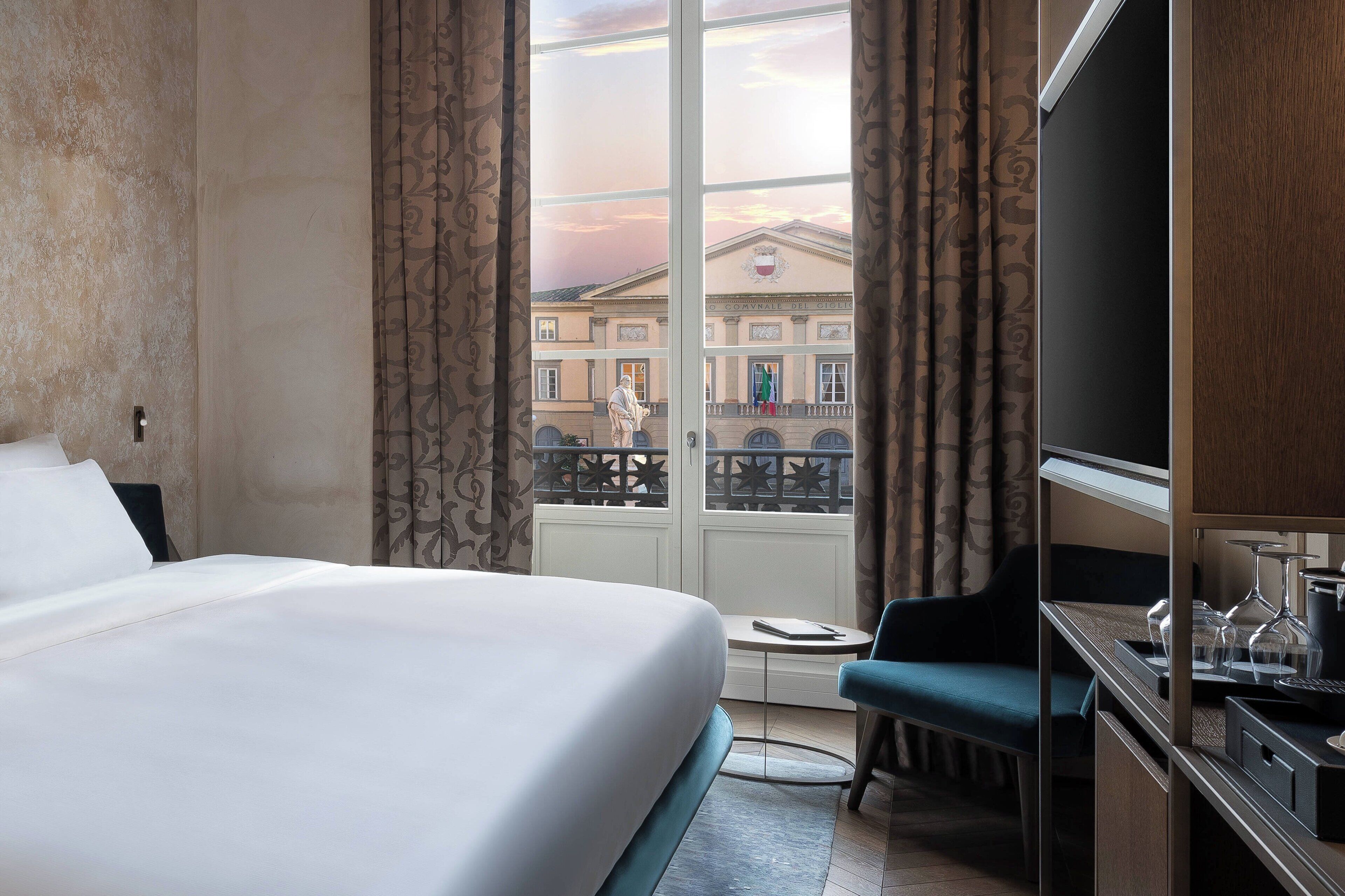 premium bedding, minibar, in-room safe, free wifi