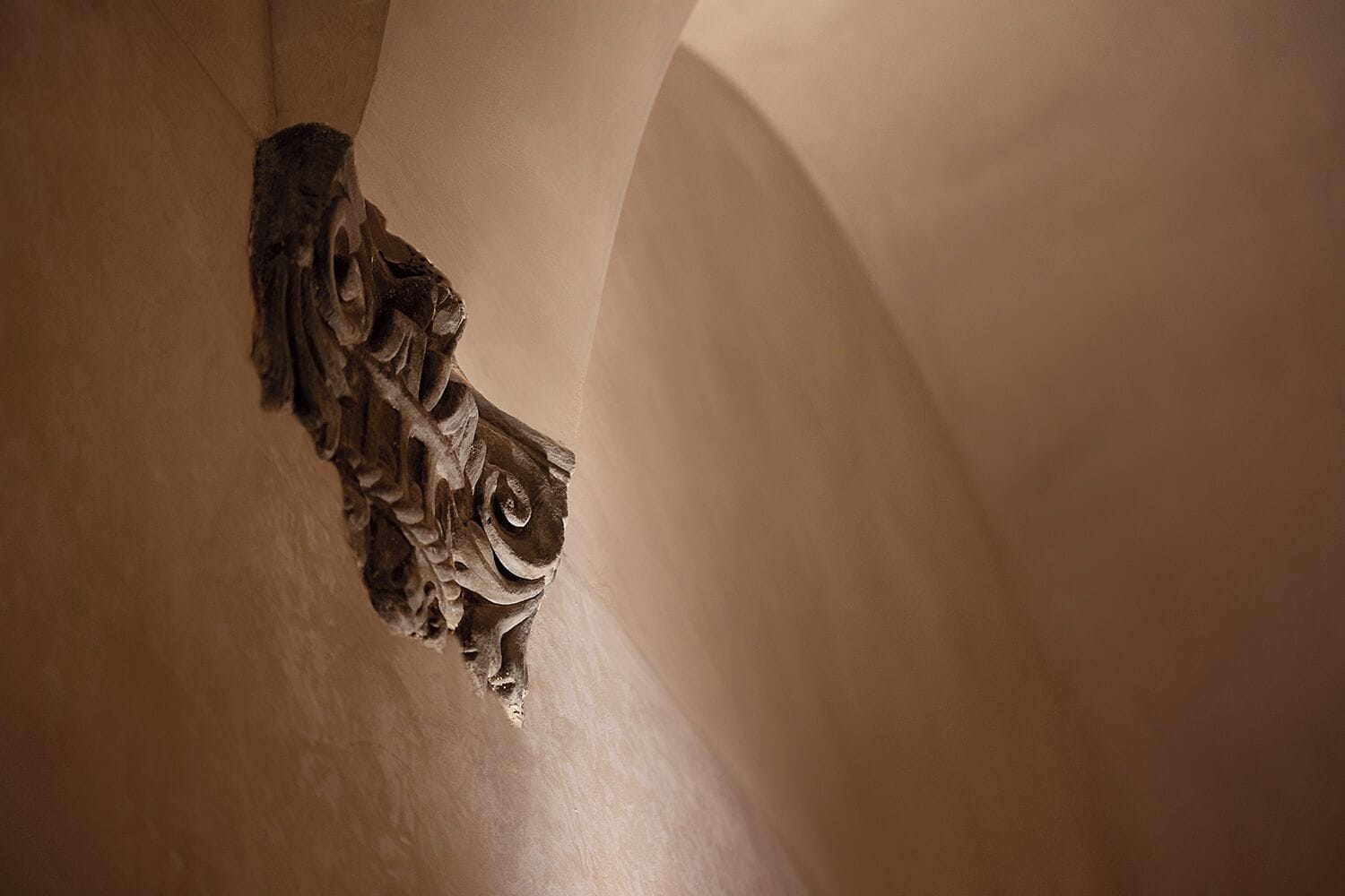 Un detallado relieve arquitectónico en una pared.