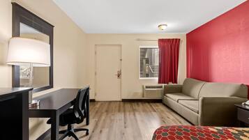 Safe på rommet, individuelt innredet, skrivebord og wi-fi (inkludert)