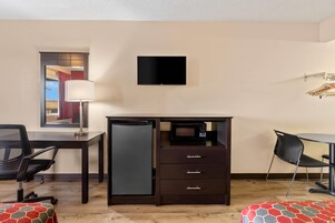 客房内保险箱、特色家居、办公桌、免费 WiFi