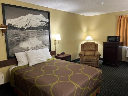 Hypo-allergenic bedding, in-room safe, desk, blackout curtains