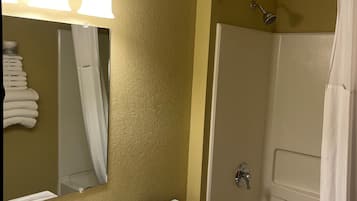 Tina con regadera, amenidades de baño gratuitas, secadora de cabello