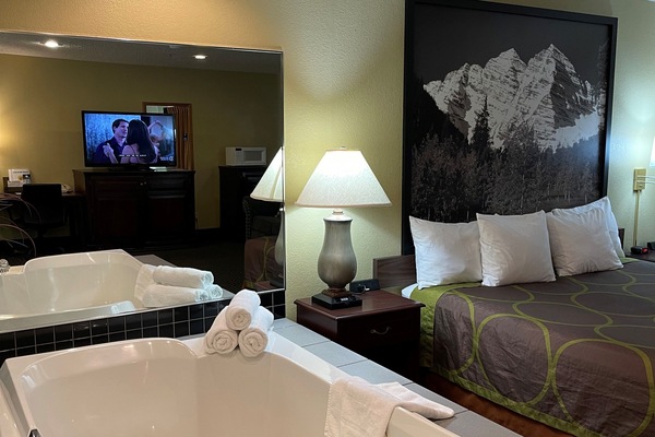 Suite, 1 King Bed, Non Smoking | Hypo-allergenic bedding, in-room safe, desk, blackout drapes