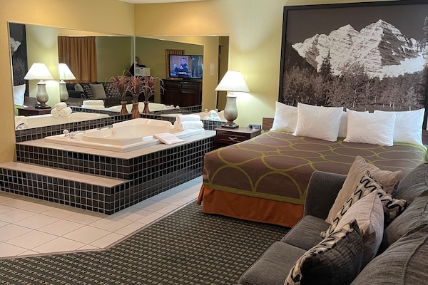 Suite, 1 King Bed, Non Smoking | Hypo-allergenic bedding available, in-room safe, desk, blackout drapes