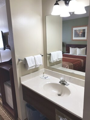 Chambre double, 2 grands lits | Lavabo de la salle de bain