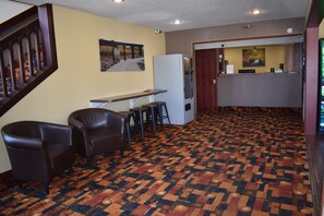 Lobby sitting area - Heartland Hotel and Suites (Rock Valley)