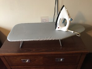 Zimmer, 1 Queen-Bett, barrierefrei | Bügeleisen/Bügelbrett