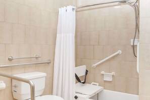 Habitación, 1 cama de matrimonio grande, no fumadores (Mobility/Hearing/Roll-In Shower) | Baño | Ducha y bañera combinadas, secador de pelo y toallas