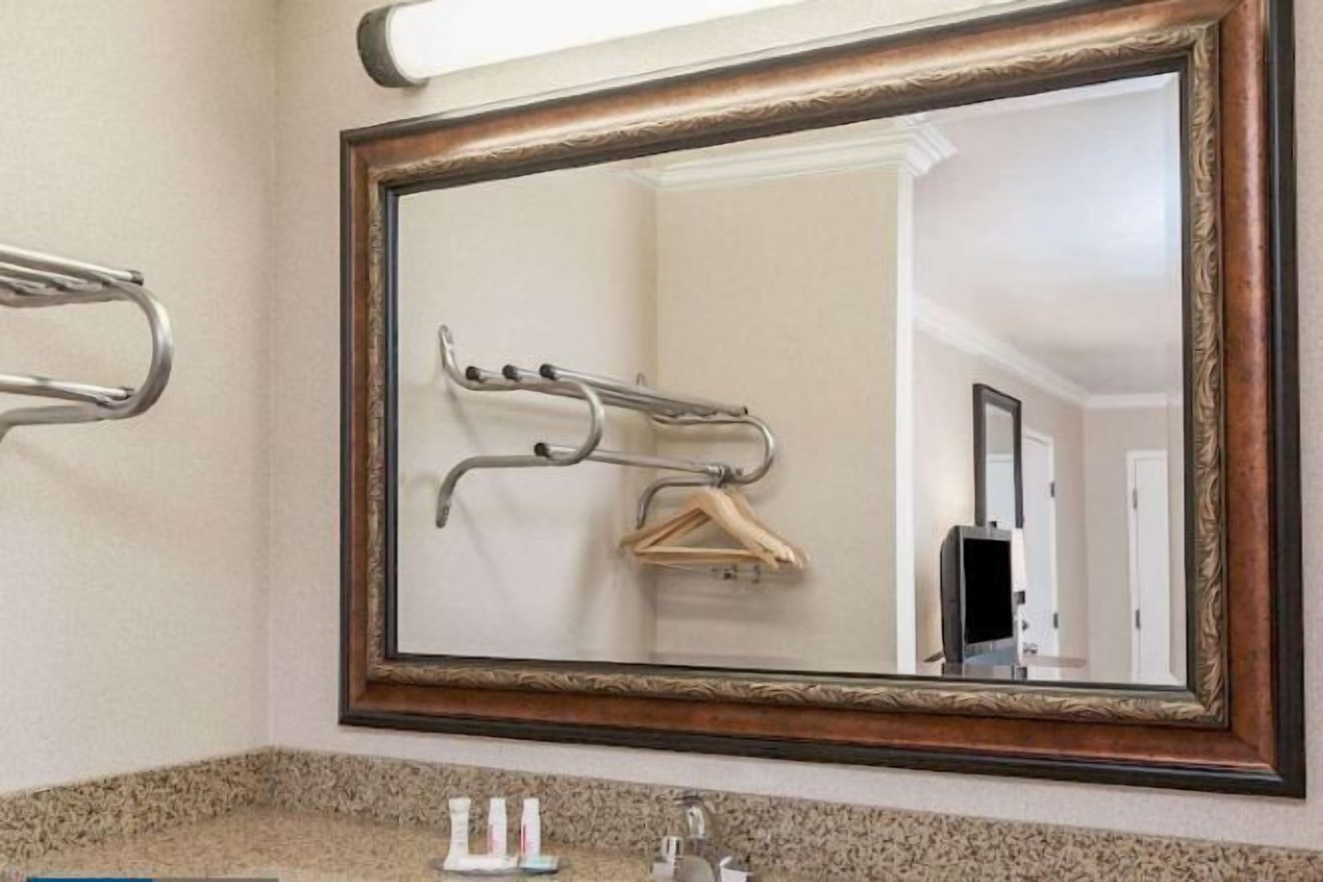 Duschwanne, Haartrockner, Handtücher