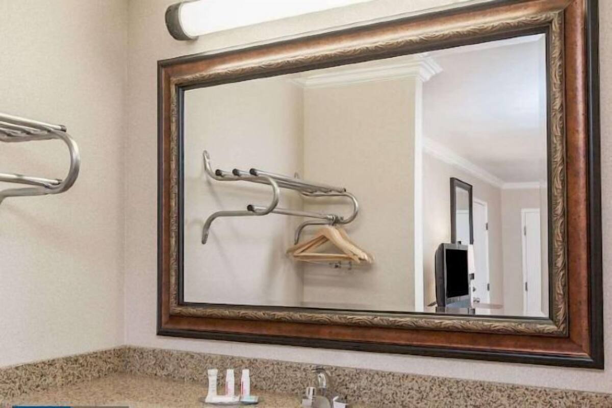 Combined shower/bathtub, hair dryer, towels